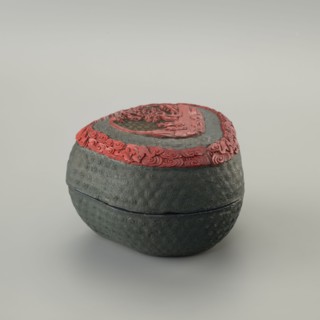 Box with a lid; Chinese; two-tone lacquer with carved decoration; figurative scenes of peaches,