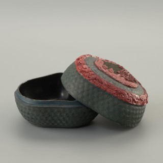 Box with a lid; Chinese; two-tone lacquer with carved decoration; figurative scenes of peaches,