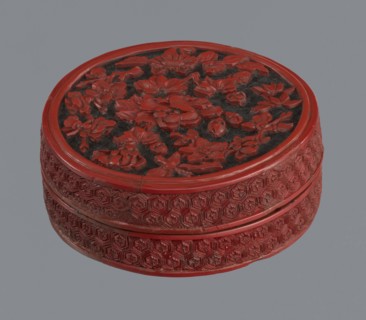 Box with lid; Chinese; Two-tone lacquer red and black lacquer inside; floral ornament with peonies,