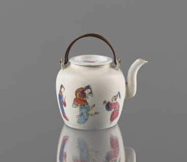 Teapot with a lid;, Porcelain teapot with tubular spout and flat, concave lid; white, transparent