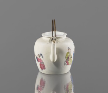 Teapot with a lid; creator, Chinese; Qing dynasty 1644–1911; colored porcelain teapot with tubular