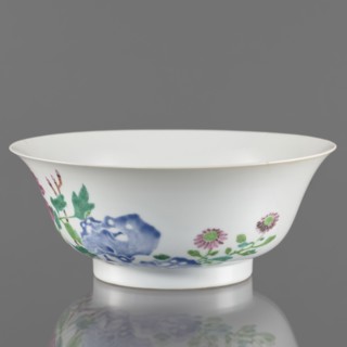 Bowl. Semicircular body widening toward the upper edge. Porcelain body with white, transparent,