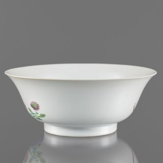 Bowl. Semicircular body widening toward the upper edge. Porcelain body with white, transparent,