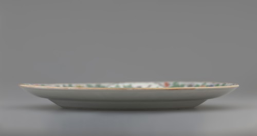 Plate. Porcelain fragment; white glaze. Decoration painted with overglaze enamel paints and iron