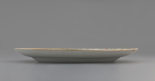 Plate. Porcelain fragment; white glaze. Decoration painted with overglaze enamel paints and iron
