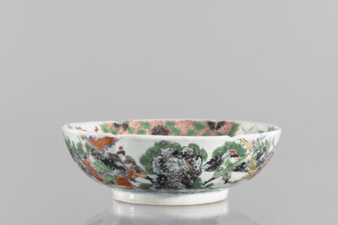 Bowl. Porcelain body with white, transparent glaze; decoration painted with overglaze enamel paints