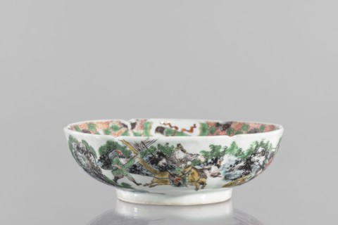 Bowl. Porcelain body with white, transparent glaze; decoration painted with overglaze enamel paints