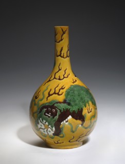 Onion-shaped vase, lion iconography, ceramics, Chinese art, Chinese culture, vases, Qianlong