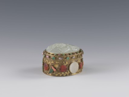Box with lid, Chinese, Qing dynasty late 19th century. Height 5.0 cm, width 6.6 cm, depth 8.2 cm,