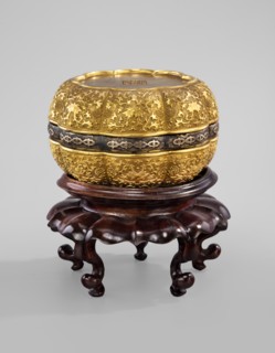Three-element box on a stand. The box is in the shape of two eight-petal cups connected by a metal