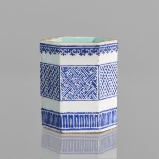 Hexagonal bowl holder in the shape of a prism, decorated with three bands of geometric borders and