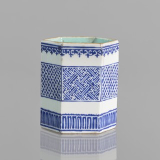 Hexagonal bowl holder in the shape of a prism, decorated with three stripes of borders with