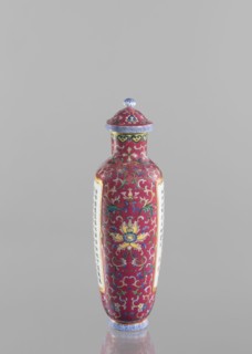 Vase with lid; Chinese; Qing dynasty, Qianlong period 1736–1795; colored porcelain; flattened vase