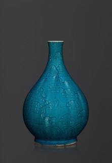 Vase in the shape of an onion-shaped bottle, Chinese art, Chinese culture, Qing 1644–1911 style,