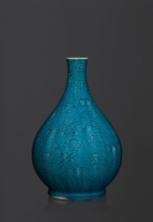 Vase in the shape of an onion-shaped bottle, Chinese, Qing 1644–1911, 16th–17th century, ceramics.