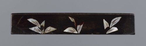 Lid made of black lacquer inlaid with mother-of-pearl, 19th century, China; figural scenes with