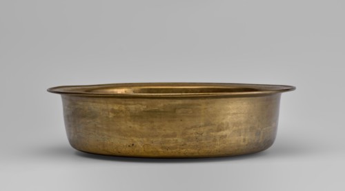 Bowl, round with collar collar decorated with a plant tendril. 19th–20th century, China. Porcelain