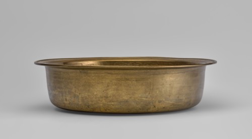 Bowl, round bowl with collar collar decorated with a plant tendril. 19th/20th century, China.