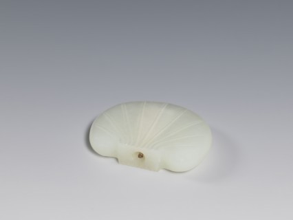 Snuffbox with spoon, Chinese, Qing dynasty 1644–1911, pale green jade with relief decoration,
