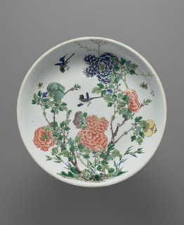 Platter, signed. Decorated with images of birds and chrysanthemums. 19th century, China. Dish,