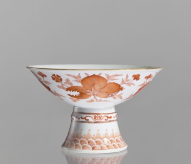 Platter, Chinese, ceramics; porcelain platter on a tall, widening foot. Decoration painted with red