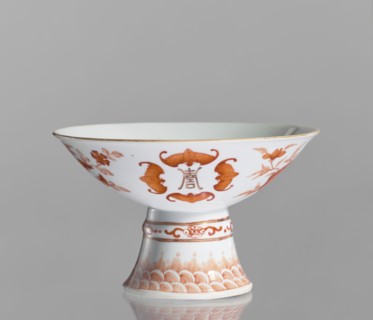 Platter, Chinese, ceramics. Porcelain platter on a tall, widening foot. Decoration painted with red