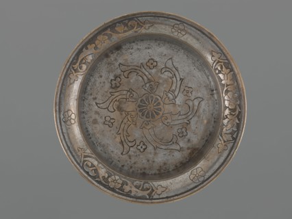 Bowl, Islamic art. Metal bowl with a flat bottom, low straight wall and slightly rounded rim.