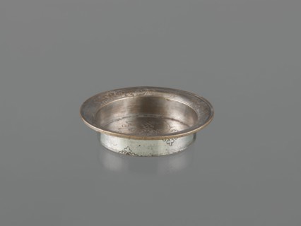 Bowl, Islamic art, metal bowl with fish, floral ornament and rosettes; flat bottom, low straight
