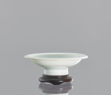 Alcohol bowl with base., Chinese; 19th century. Porcelain vodka bowl alcohol vessel with plate-like