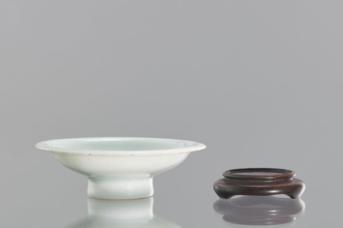 Alcohol bowl with base, Chinese, 19th century. Porcelain vodka bowl with widely flared walls, a