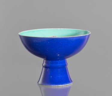 A tall footed porcelain bowl, Chinese, glazed ceramics with outer cobalt-stained glaze and green