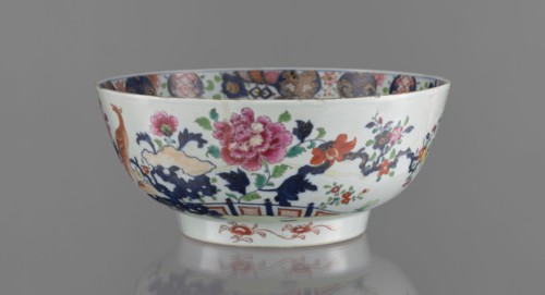 Bowl, Chinese, 19th century. Colored porcelain with grey-white glaze. Bowl on a flat-rimmed foot.