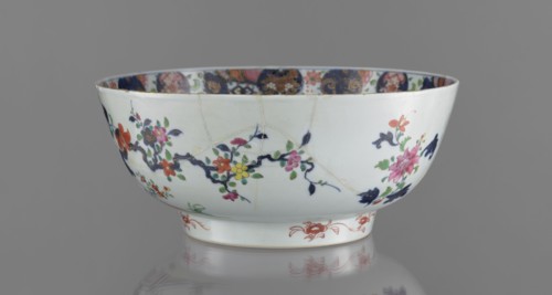 Bowl, Chinese, 19th century. Colored porcelain with grey-white glaze. Bowl on a flat-rimmed foot.