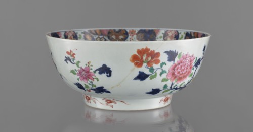 Bowl, Chinese, 19th century. Colored porcelain with grey-white glaze. Bowl on a flat-rimmed foot;