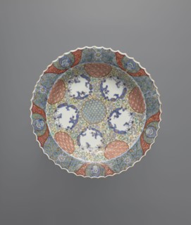 Plate, Colored porcelain, decorative vessel with serrated edge. Decoration: in the mirror, round