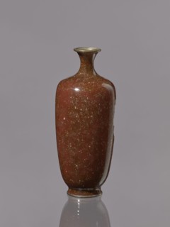 Vase with a narrow neck flaring at the spout. Decoration on a brown-brick background. Kinseki