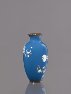 Vase with chrysanthemums, ca. 1900 Meiji 23, Japan, Nagoya; cloisonné enamel vessel, height 18.0