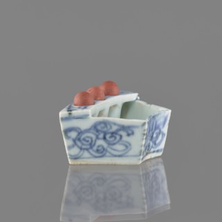 Vessel, ceramics; Chinese blue-and-white porcelain with plant ornaments and brick-red fired clay