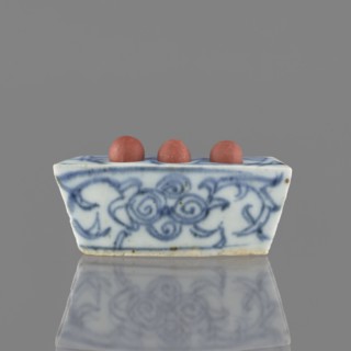 Vessel, ceramic, blue-and-white porcelain with plant ornaments and brick-red fired clay balls,