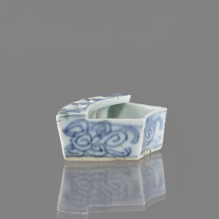 Vessel, gift, repossession Krakow, ceramics, Chinese art, Chinese culture, plant ornaments, blue