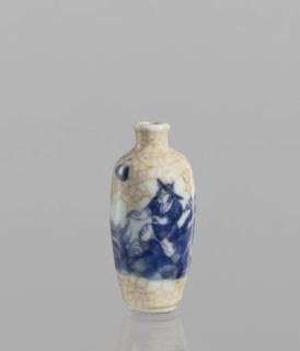 Flask-style snuffbox of elongated ovoid shape with a narrow short neck. Blue-and-white porcelain