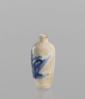 Flask-snuffbox, 19th century, China. Elongated ovoid shape with a narrow short neck; blue-and-white