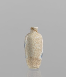 Flask–snuffbox, 19th century, China. Elongated ovoid flask with a narrow short neck; blue-and-white
