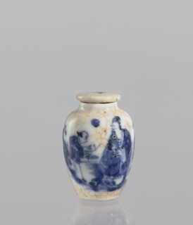 Flask - snuffbox with stopper, maker, repossession noted. Ceramics, Chinese, figural scenes,