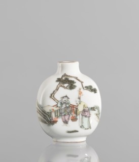 Flask-shaped snuffbox in the form of a pilgrim's bottle. Circular, flattened shape with a short