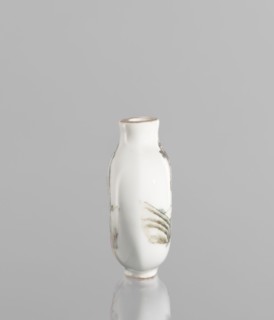 Flask - snuffbox in the shape of a pilgrim's bottle;, Circular, flattened shape with a short neck.