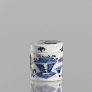 Cylindrical jar with a lid; ceramics, blue-and-white porcelain; cylindrical vessel with attached