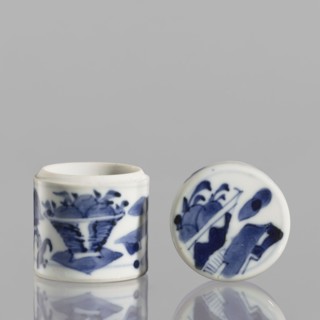 Cylindrical jar with a lid; ceramics; blue-and-white porcelain; Chinese; 19th century. Cylindrical