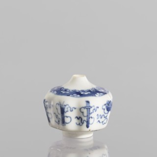 Small spice vessel, blue-and-white porcelain, 19th century China. Vessel, height 4.6 cm, diameter 5