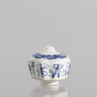 Small spice vessel, blue-and-white porcelain, 19th century China. Vessel no stopper, height 4.6 cm,